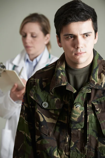 Soldado a ser avaliado pelo médico — Fotografia de Stock