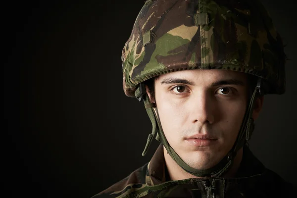 Студійний портрет солдата в уніформі — стокове фото