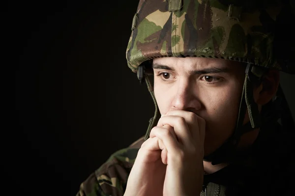 Солдат в форме, страдающий от стресса — стоковое фото