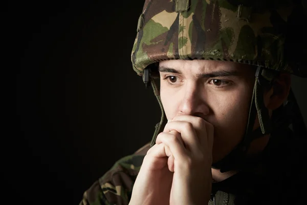 Soldaat In Uniform die lijden aan Stress — Stockfoto