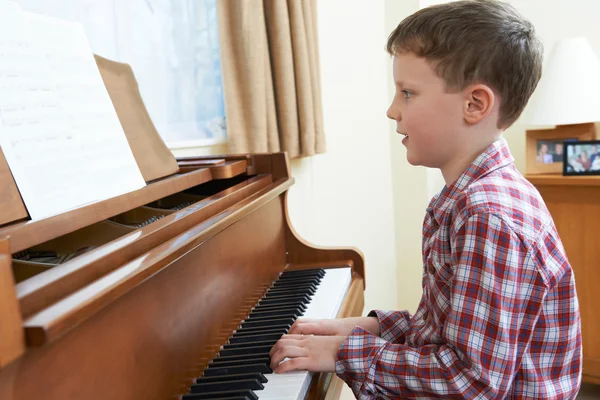 어린 소년 집에서 피아노 연주 — 스톡 사진