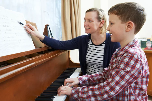 音楽の先生がピアノでレッスンを持つ少年 — ストック写真
