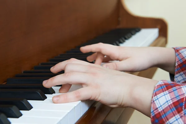 아이의 손이 피아노 연주의 클로즈업 — 스톡 사진