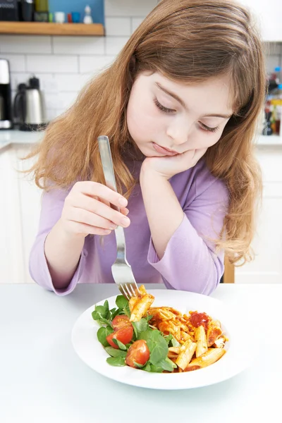 Kieskeurig meisje met gezonde maaltijd thuis — Stockfoto