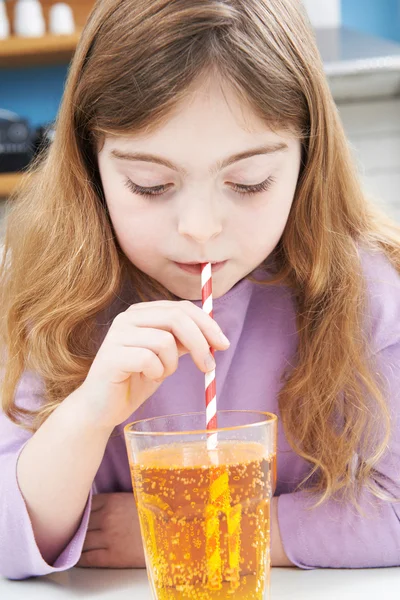 Giovane ragazza bere vetro di soda attraverso paglia — Foto Stock