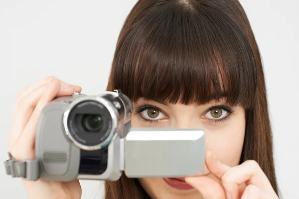 Enregistrement de femme sur caméra vidéo portable — Photo