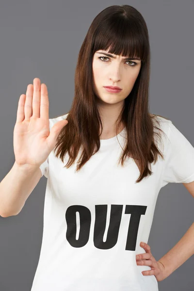 Mujer joven partidaria de usar camiseta impresa con el lema —  Fotos de Stock