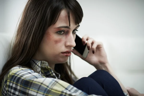 Víctima femenina de abuso doméstico Grupo de apoyo telefónico — Foto de Stock