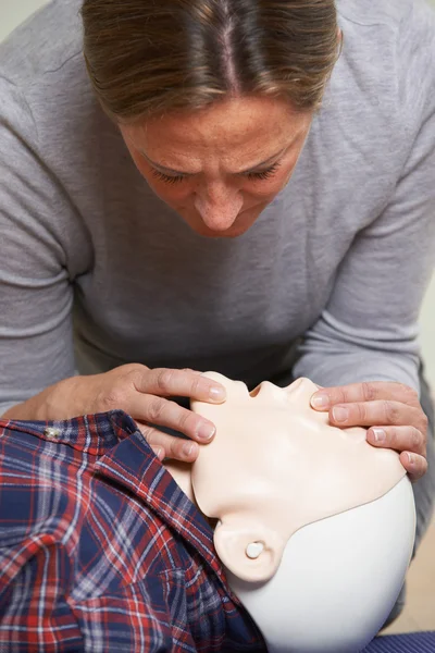 Woman In First Aid Class Performing Mouth To Mouth Resuscitation — Stock Photo, Image