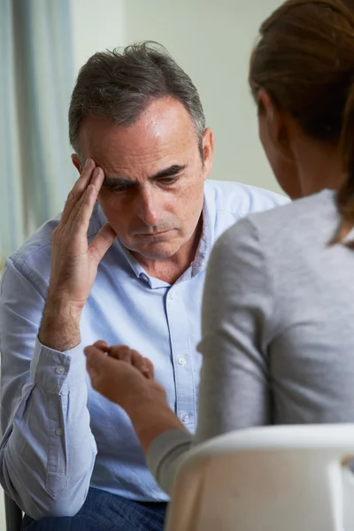 Depressiver älterer Mann im Gespräch mit Berater — Stockfoto