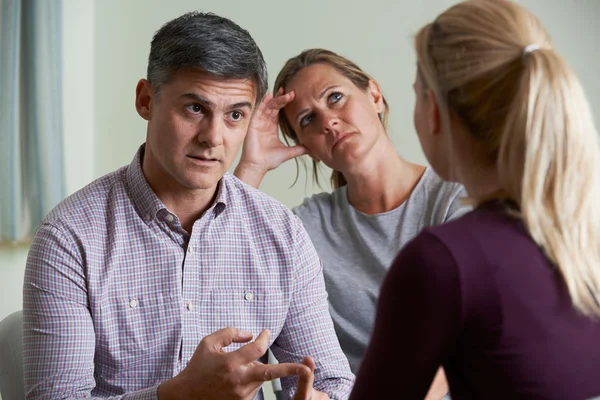 Casal discutindo problemas com conselheiro de relacionamento — Fotografia de Stock