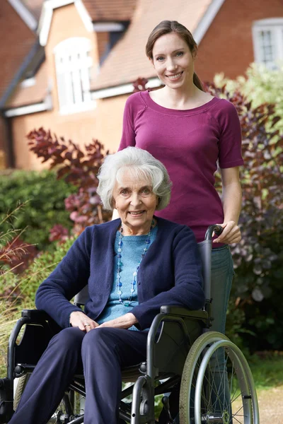 Dotter driver Senior mor i rullstol — Stockfoto