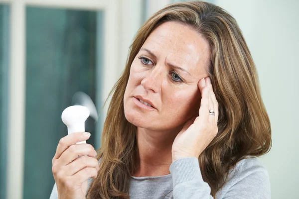 Mujer madura experimentando sofocos de menopausia —  Fotos de Stock