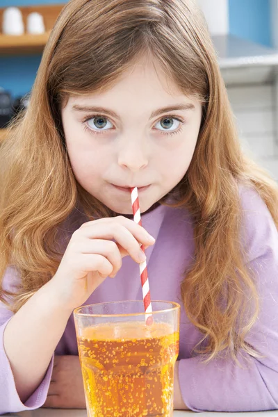 Giovane ragazza bere vetro di soda attraverso paglia — Foto Stock