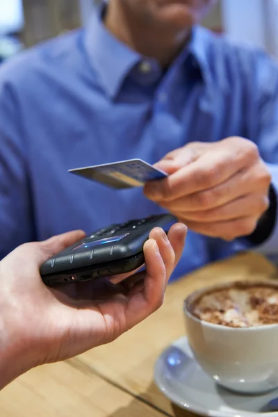 Klant gebruik van contactloze betalingen In Coffee Shop — Stockfoto