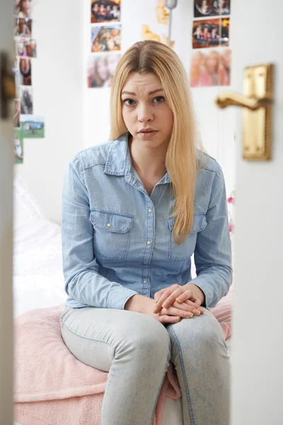 Depresif genç kız yatak odasında portresi — Stok fotoğraf