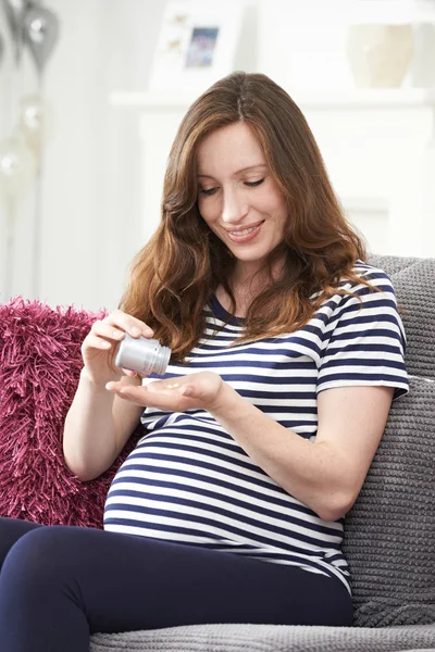 Pregnant Woman Taking Folic Acid Tablets — Stock Photo, Image