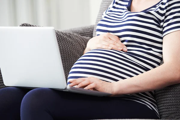 Zbliżenie Kobiety Ciąży Pomocą Laptopa Domu — Zdjęcie stockowe