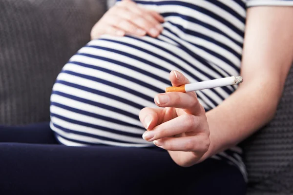 Close up de mulher grávida fumando cigarro — Fotografia de Stock