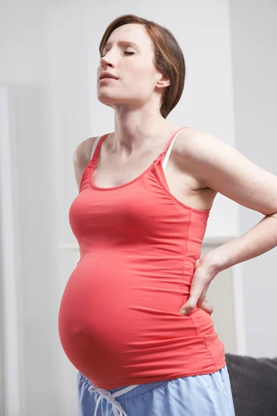 Zwangere vrouw lijden met rugpijn — Stockfoto