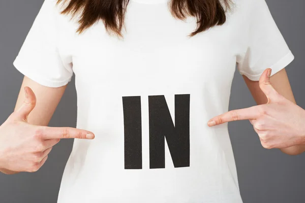 Zwolennikiem kobieta noszenie koszulki z nadrukiem w Slogan — Zdjęcie stockowe