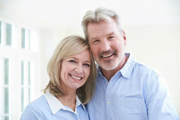 Retrato de pareja madura amorosa en casa — Foto de Stock