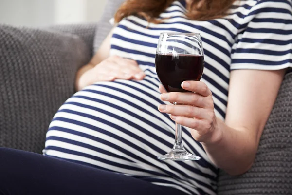 Närbild Gravid Kvinna Som Dricker Rött Vin — Stockfoto