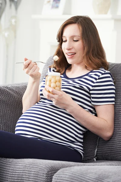 Donna incinta con voglia di cipolle sottaceto — Foto Stock