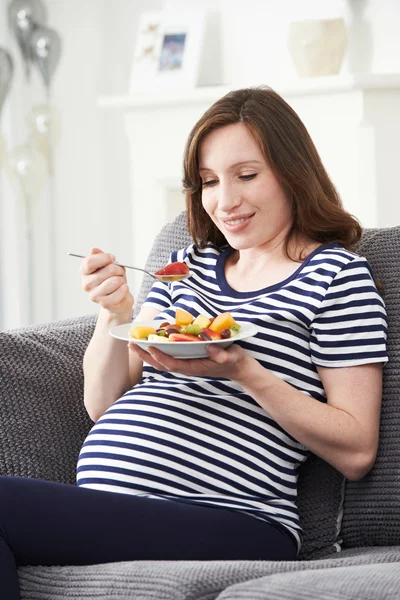 Mulher grávida comendo salada de frutas saudáveis — Fotografia de Stock