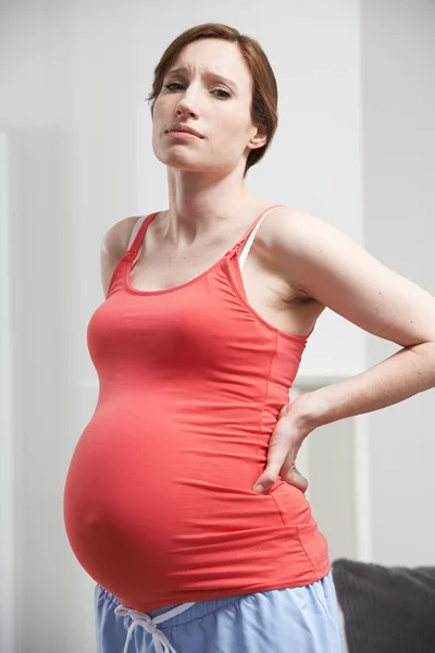 Беременная женщина страдает от боли в спине — стоковое фото
