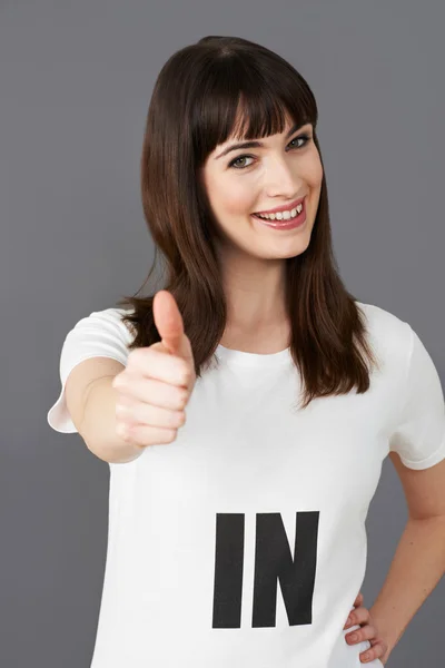 Jeune femme supporteur portant T-shirt imprimé avec in Slogan — Photo