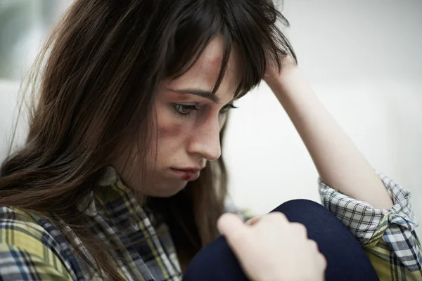 Vittima femminile di abusi domestici a casa — Foto Stock