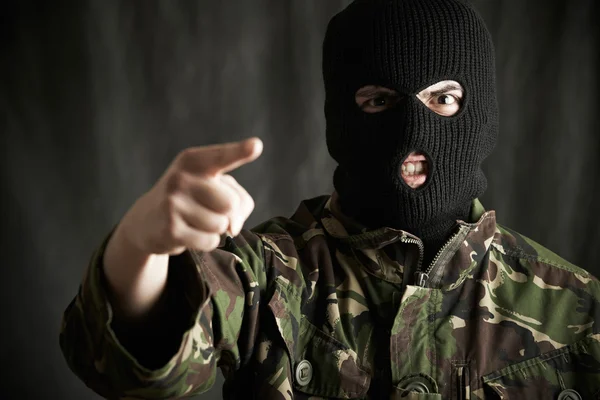 Porträt eines Terroristen vor laufender Kamera — Stockfoto
