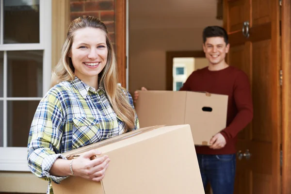 Casal jovem se mudando para casa nova juntos — Fotografia de Stock