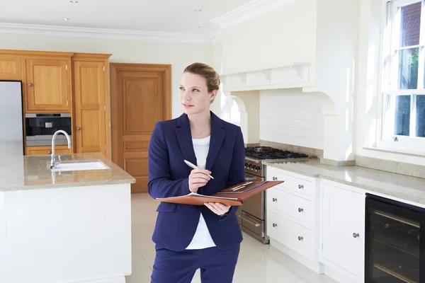 Mäklaren letar runt lediga ny egenskap — Stockfoto