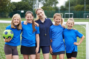 Kız futbol takımı koçu ile portresi