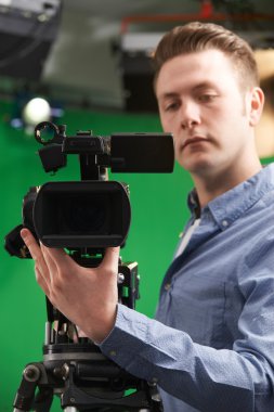 Televizyon stüdyosu erkek fotoğraf makinesi operatörü