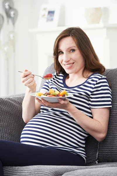Mujer embarazada comiendo ensalada de frutas saludables —  Fotos de Stock