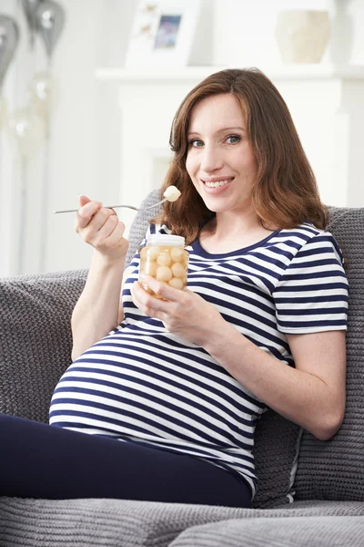 Těhotná žena s touhu nakládanými cibulkami — Stock fotografie