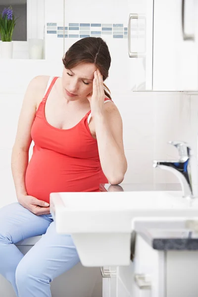 Zwangere vrouw lijden met ochtendmisselijkheid In badkamer — Stockfoto