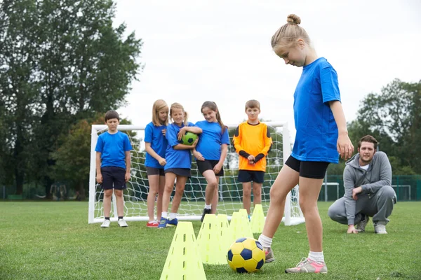 Coach leidt buiten Soccer trainingssessie — Stockfoto