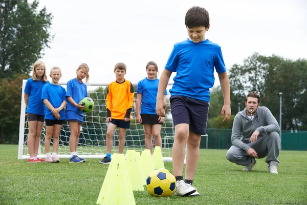 Coach leidt buiten Soccer trainingssessie — Stockfoto