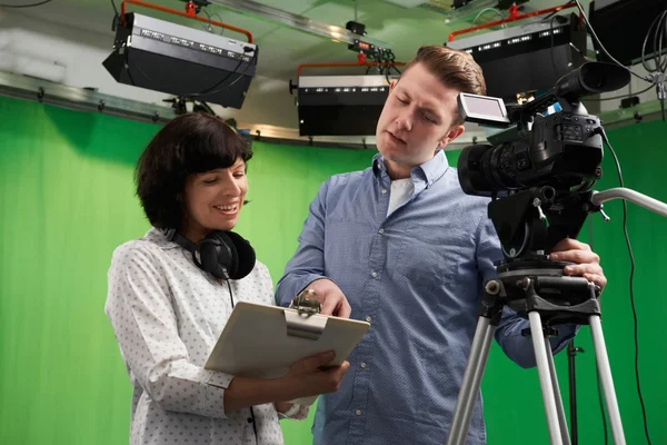 Cameraman en Floor Manager In televisiestudio — Stockfoto