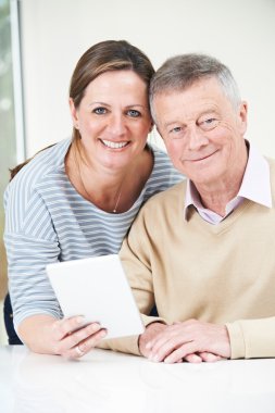 Komuta sizde ve yetişkin kızı dijital Tablet vasıl birlikte arıyorsunuz