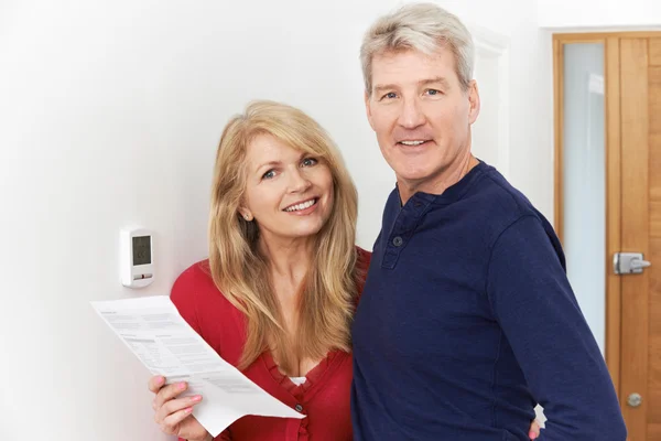 Mature Couple Saving Money On Domestic Heating Bills — Stock Photo, Image