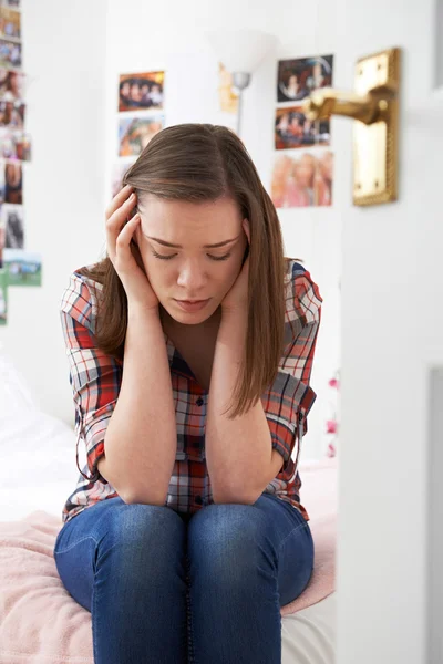 Dospívající dívka sedící v ložnici v depresi — Stock fotografie