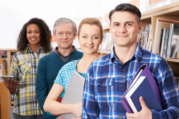 Grupo de estudiantes maduros que estudian en la biblioteca — Foto de Stock