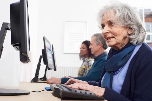 Vezető nő részt vevő számítógép osztály — Stock Fotó