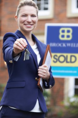 Kadın emlakçı dış konut emlak tuşunu basılı tutarak ayakta