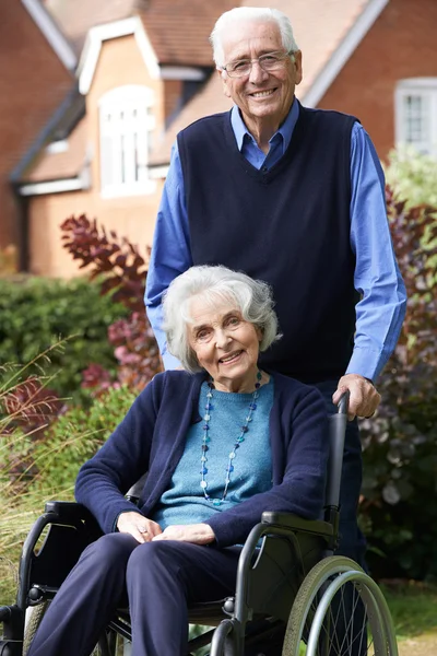 Starší Žena Invalidní Vozík Tlačí Manžela — Stock fotografie